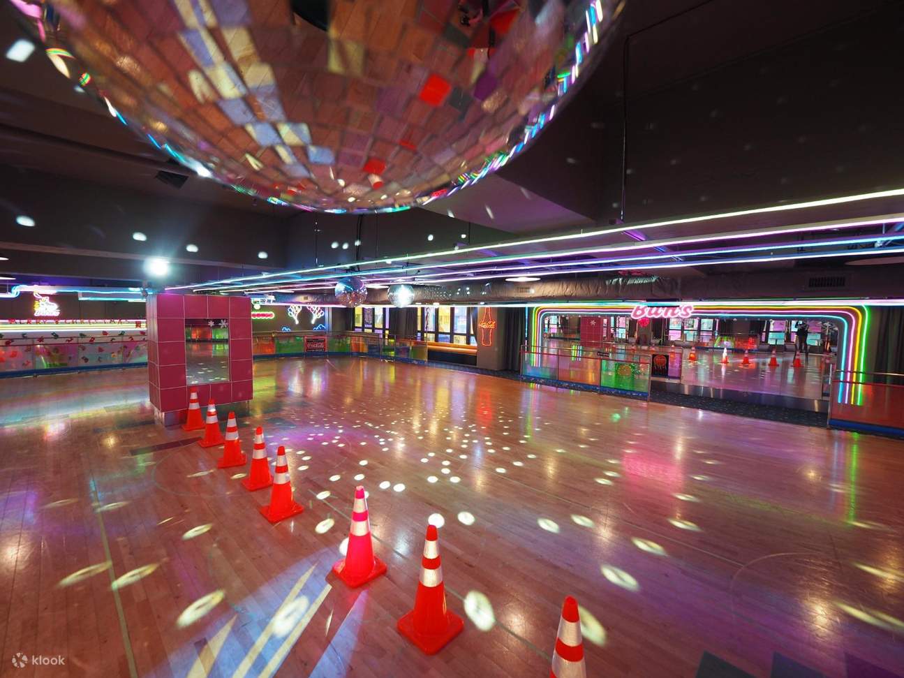 Bun's 2020 ประสบการณ์สเก็ตอินไลน์สไตล์เรโทรในร่ม｜ไล่จือ角｜ไคว่ชุง